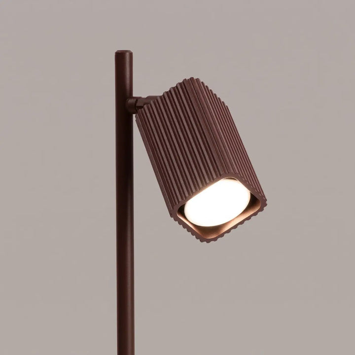 Lampe de bureau Rayo en aluminium marron à réflecteur rainuré, détail des cannelures
