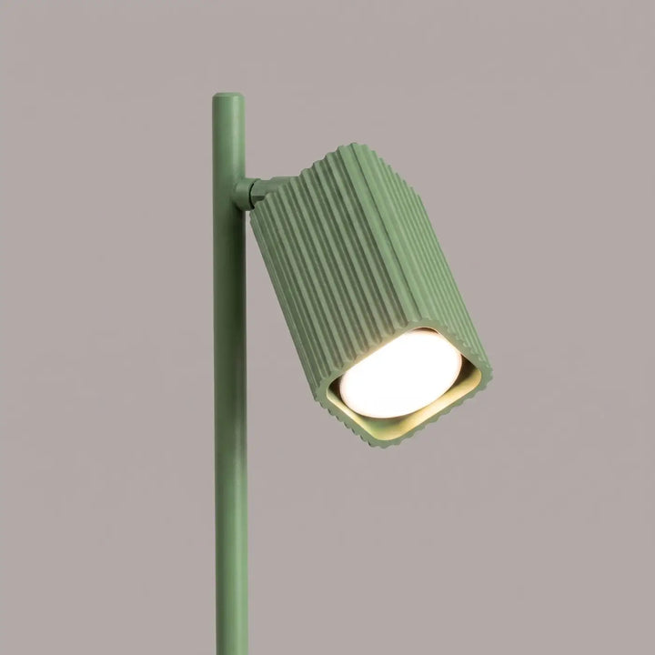Lampe de bureau Rayo en aluminium sauge à réflecteur rainuré, détail des cannelures