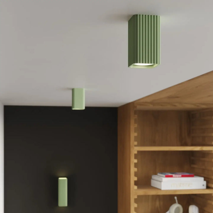 Lampe de bureau Rayo en aluminium sauge à réflecteur rainuré sur une table d'appoint