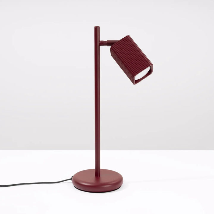 Lampe de bureau Rayo en aluminium bordeaux à réflecteur rainuré, éteinte