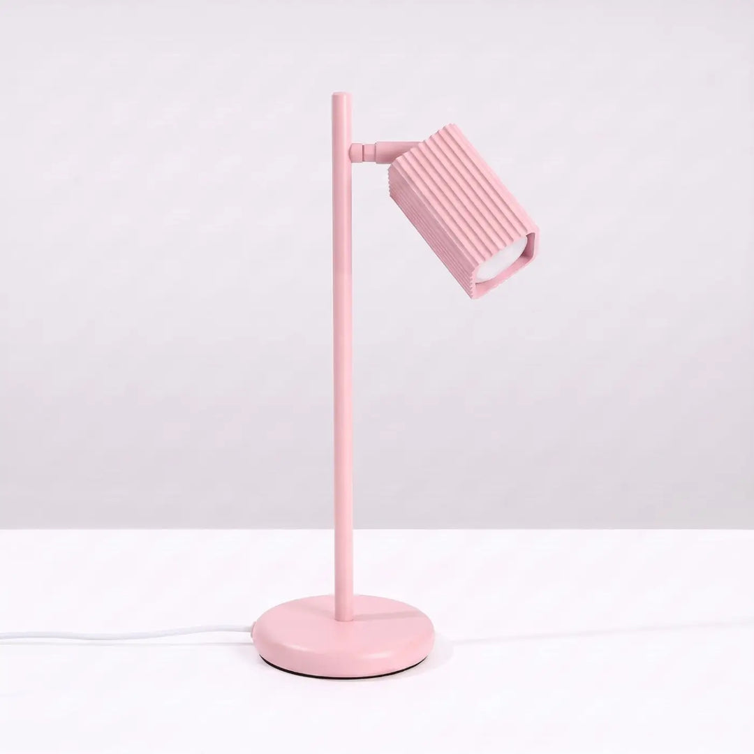 Lampe de bureau Rayo en aluminium rose à réflecteur rainuré, éteinte