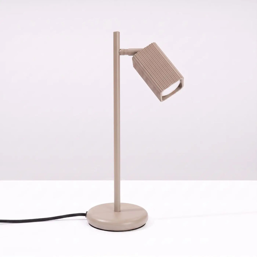 Lampe de bureau Rayo en aluminium taupe à réflecteur rainuré, éteinte