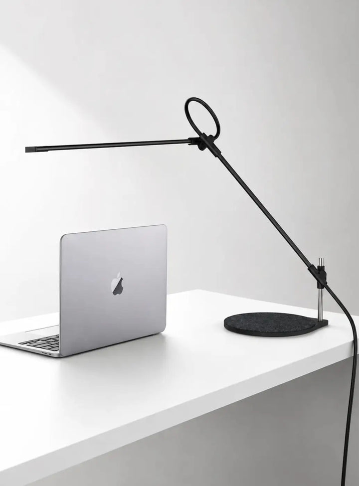 Lampe de bureau Superlight noire sur un bureau