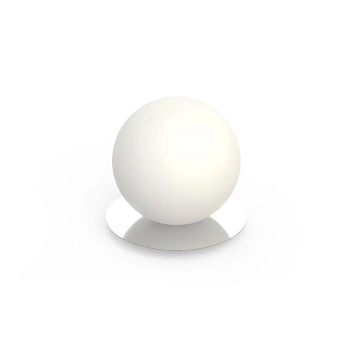Lampe à poser Bola Sphere argentée, globe en verre opale de 25,5 cm