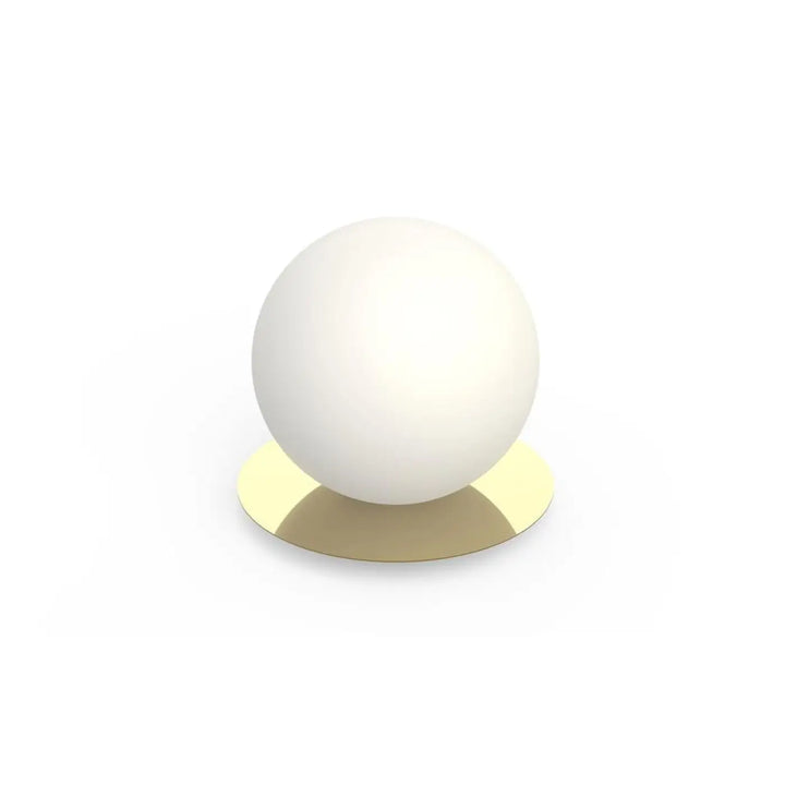 Lampe à poser Bola Sphere dorée, globe en verre opale de 25,5 cm