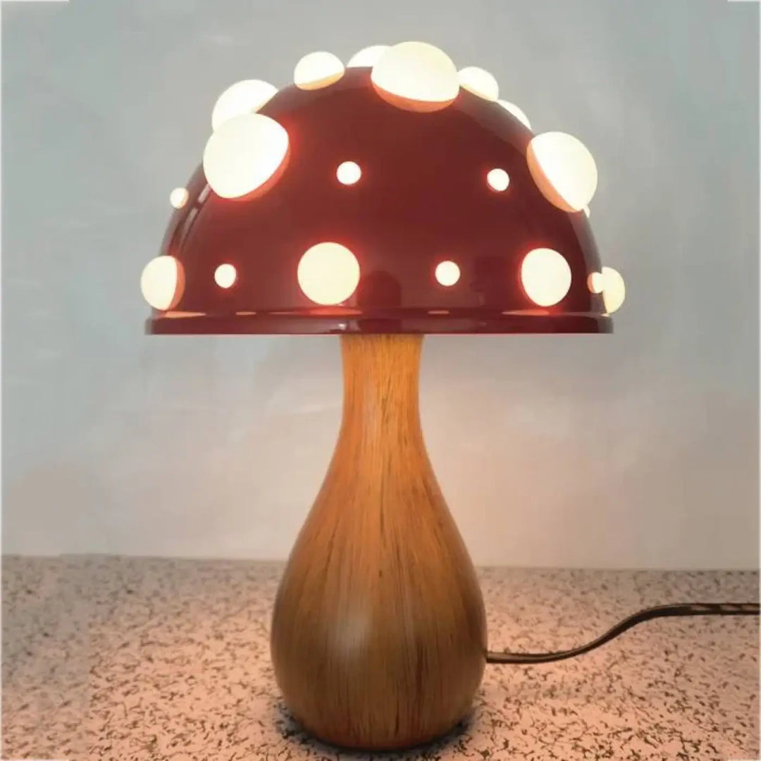 Lampe de chevet champignon à pois blancs rouge avec base en bois et finition brillante par moushirou