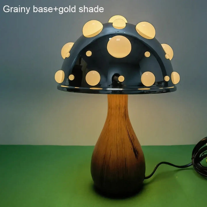 Lampe de chevet champignon à pois dorés avec dôme noir brillant et base en bois chaleureux de moushirou
