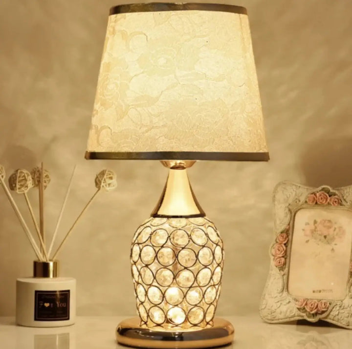 Lampe de chevet gold-toned cristalline avec abat-jour crème à motif floral design élégant attire l’œil