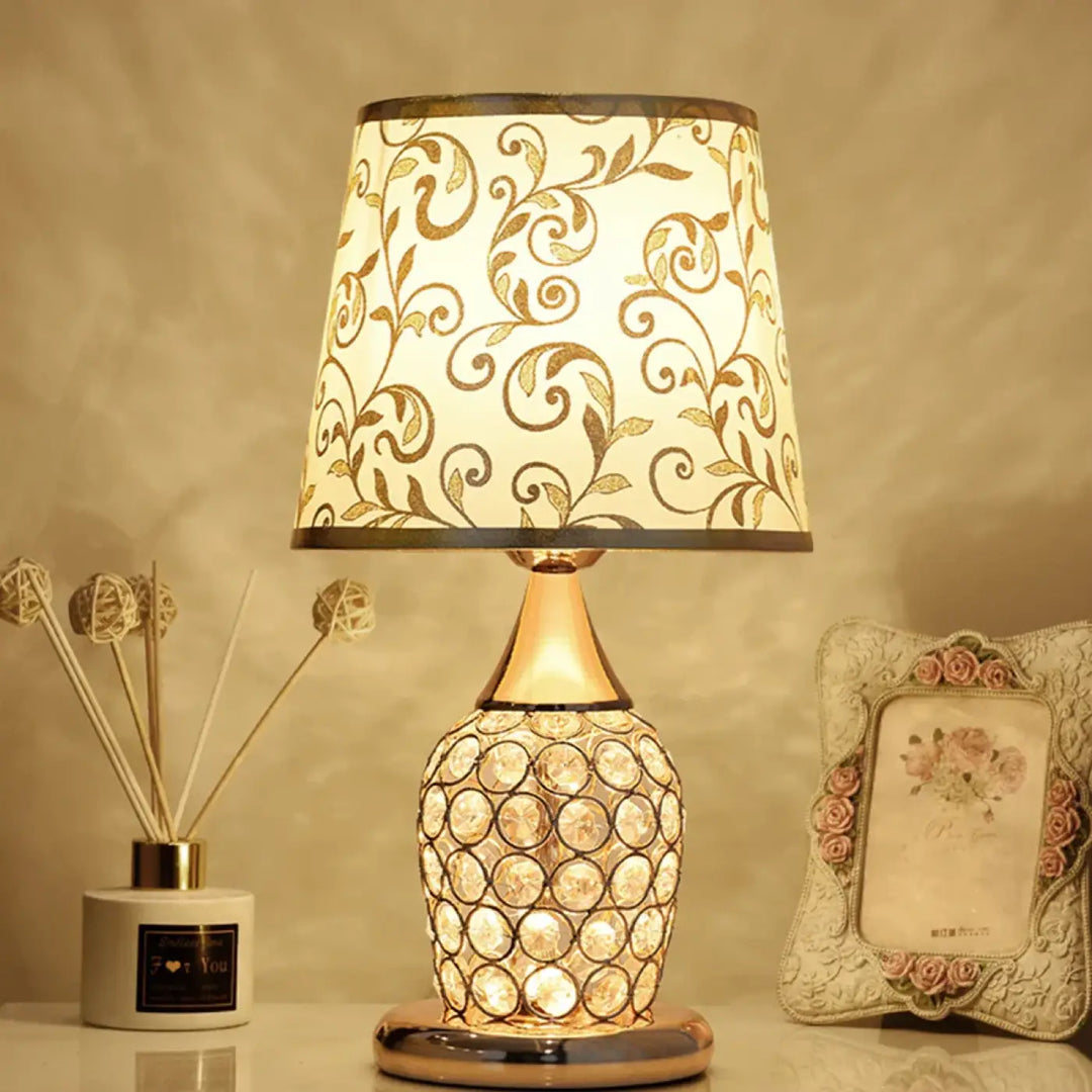 Lampe de chevet charlie en design élégant or et cristal avec abat-jour crème à motifs floraux pour lumière douce chevet cristalline