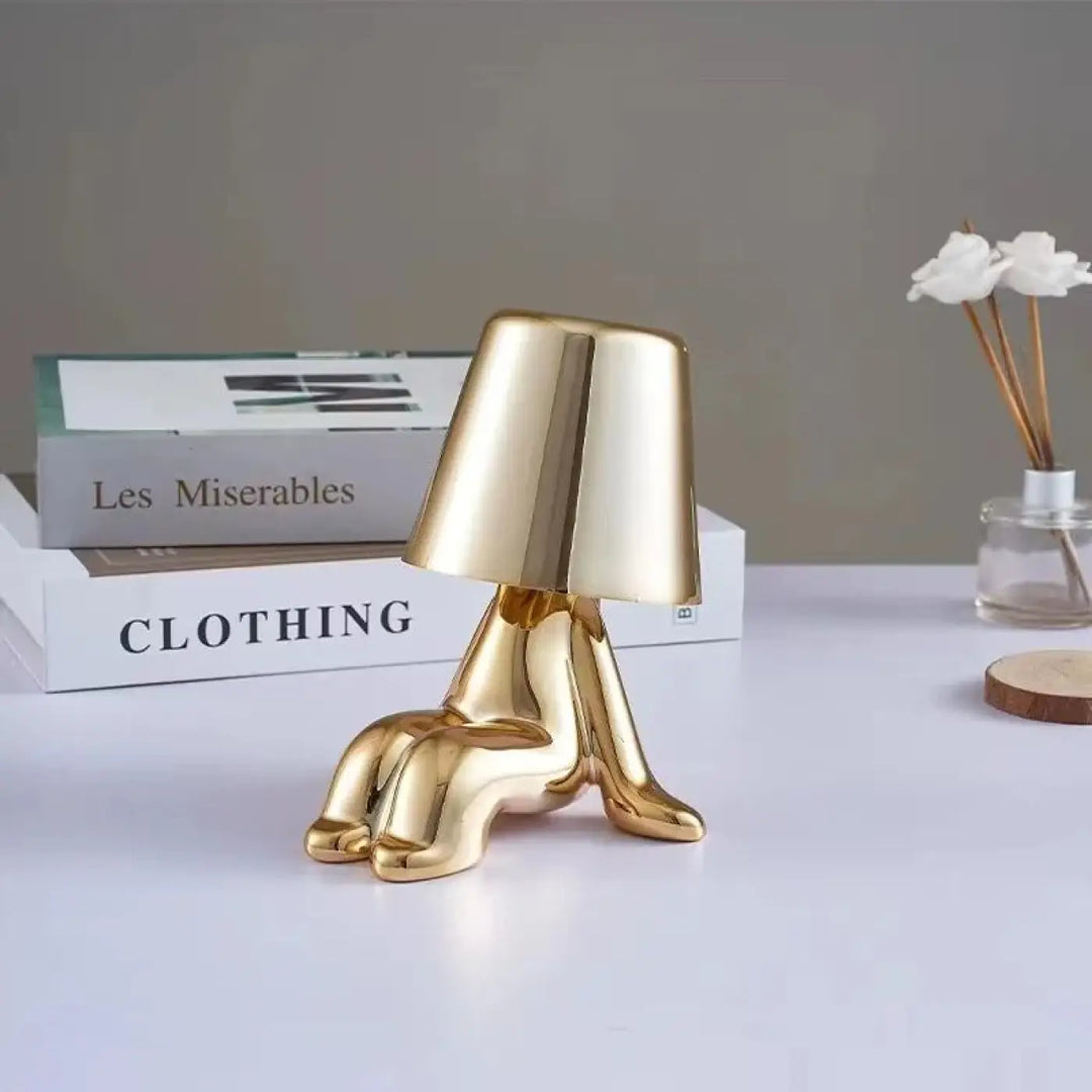 Lampe de chevet buddy figurine dorée effet métallisé supportant un abat-jour inversé décoration intérieure chevet décorative