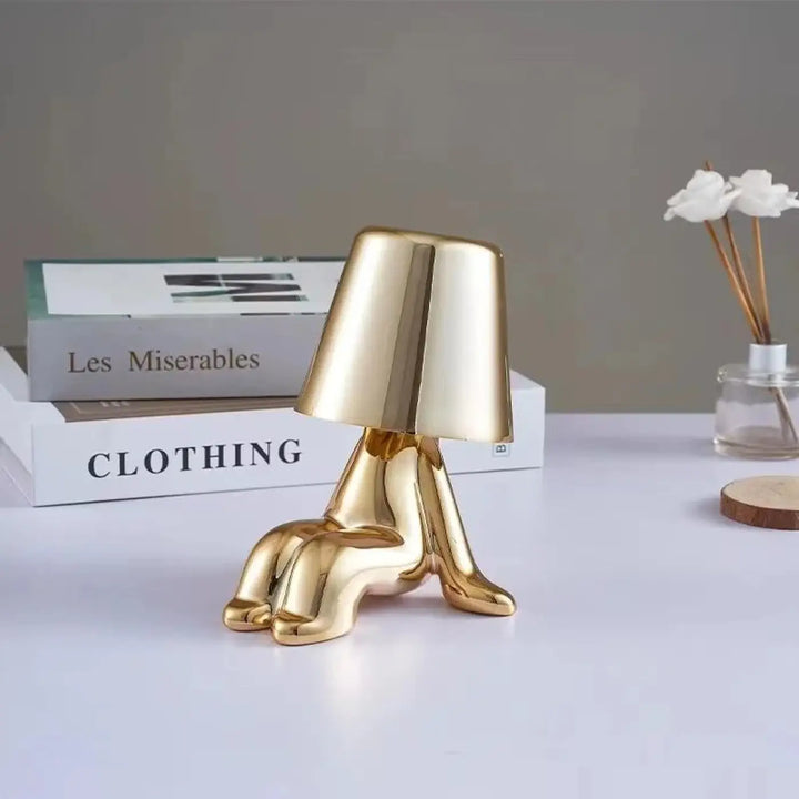 Lampe de chevet buddy figurine dorée effet métallisé supportant un abat-jour inversé décoration intérieure chevet décorative