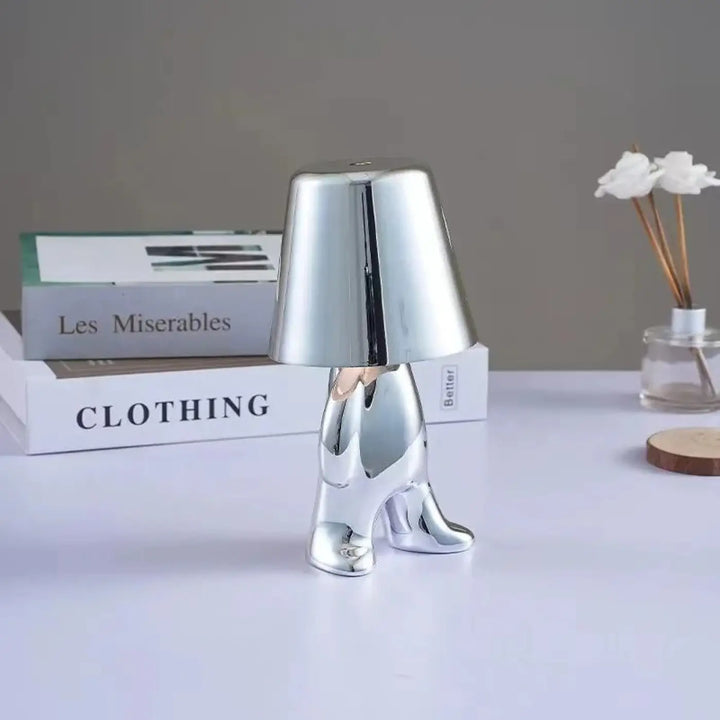 Lampe de chevet buddy figurine métallique argentée avec abat-jour et bottes à talons pour décoration intérieure effet métallisé