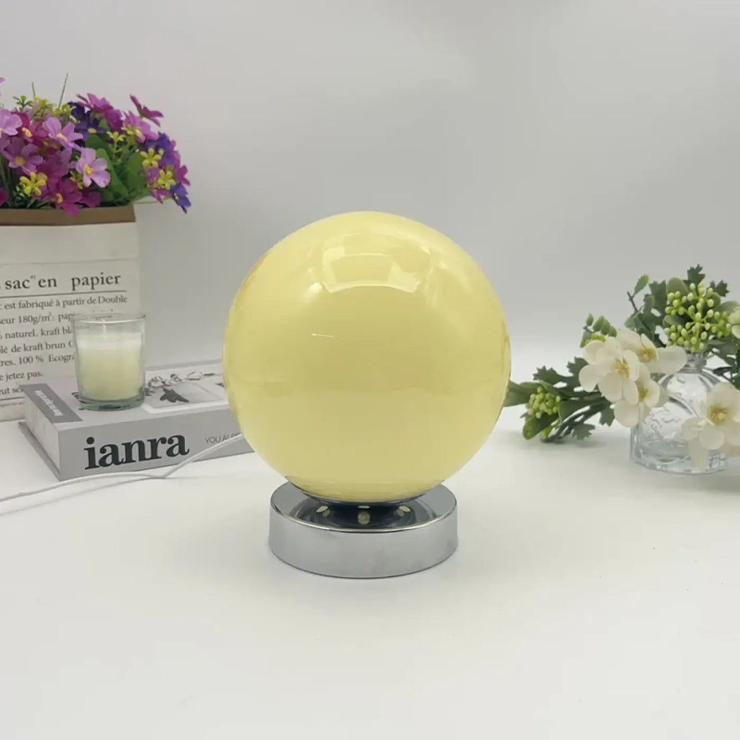 Lampe de chevet lange sphérique jaune brillant avec base chrome pour un éclairage chaleureux et une lumière douce