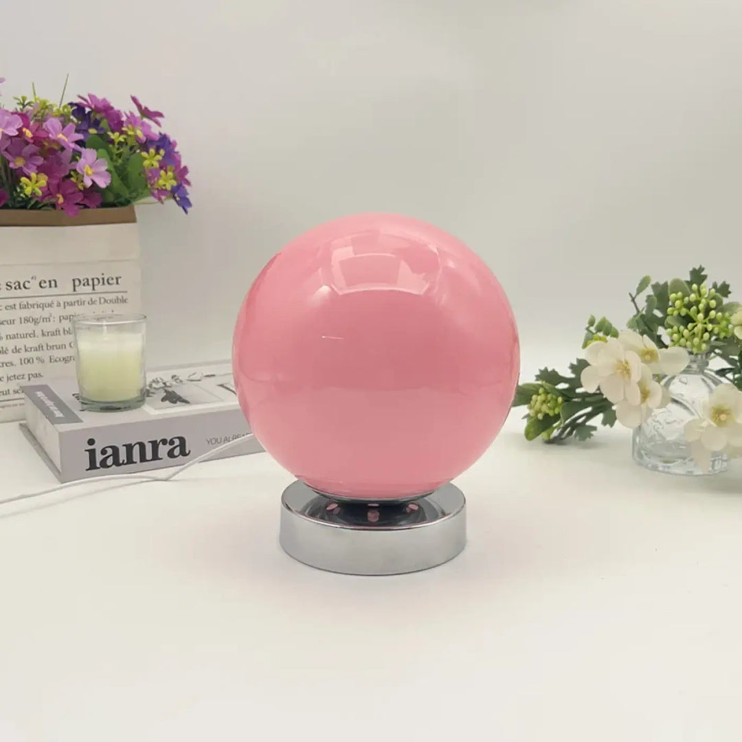 Lampe de chevet lange avec lumière douce ronde rose brillante et base chrome pour un éclairage chaleureux plus qu’un simple objet