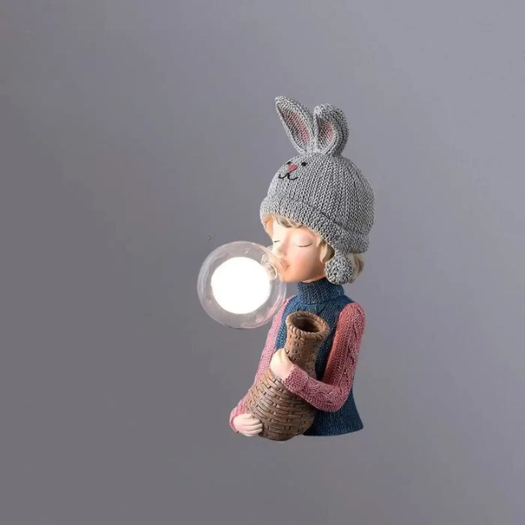 Lampe de chevet tiloux en résine avec bonnet lapin et globe lumineux, figurine lapin tenant un panier tissé