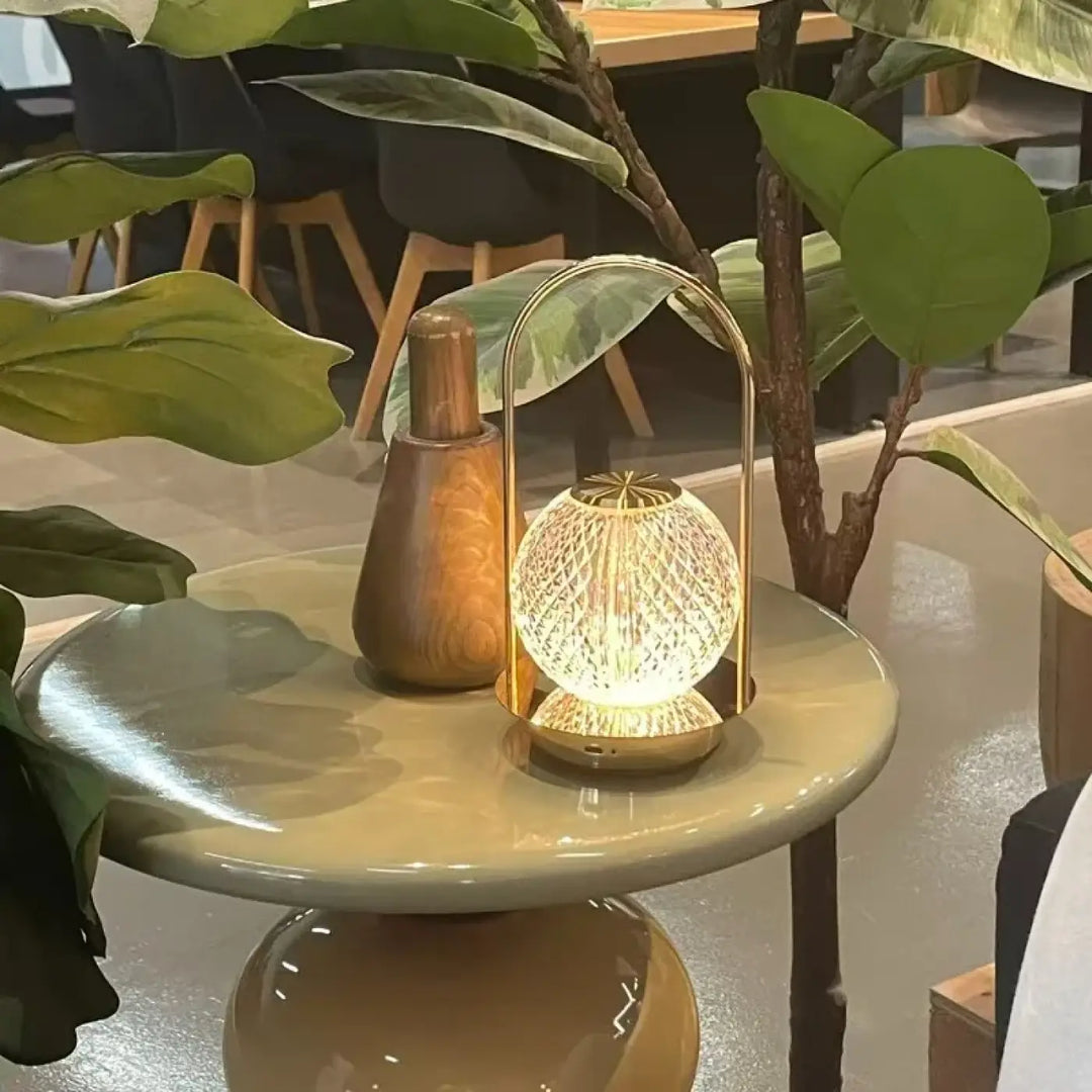 Lampe de chevet miu avec globe en verre tissé doré et design élégant apporte une présence lumineuse chaleureuse