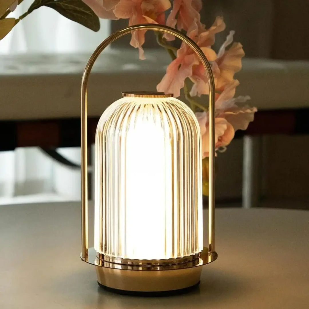 Lampe de chevet miu en verre côtelé doré avec cadre métallique design élégant apporte une présence lumineuse raffinée