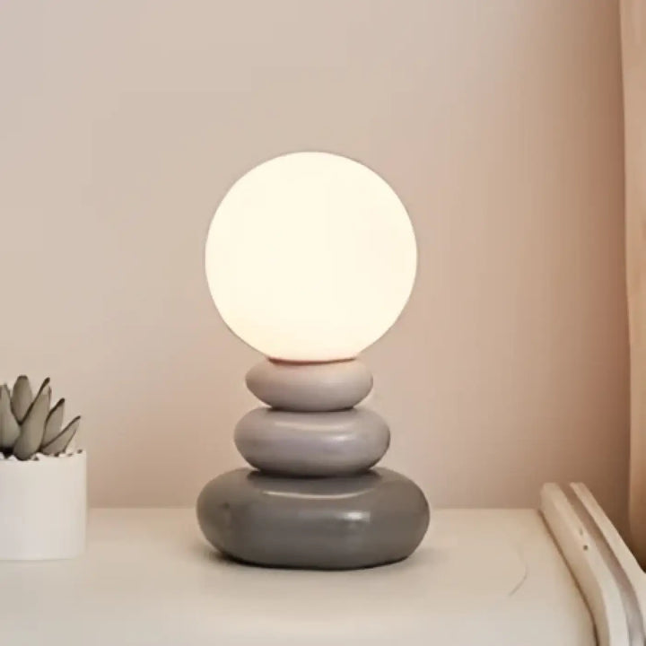 Lampe de chevet hestia avec design galets empilés gris et ampoule sphérique blanche éclatante