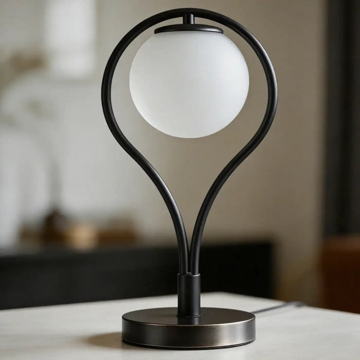 Lampe de table en métal noir avec globe en verre givré pour un halo lumineux design et profiter d’un moment au chevet