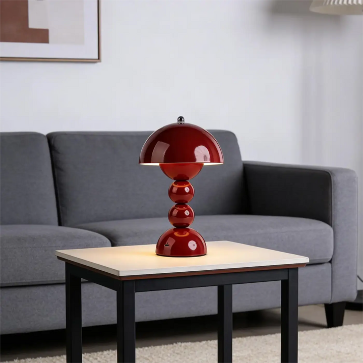 Lampe de table velvety rouge laqué en forme de champignon avec design rétro chic idéale pour chevet design