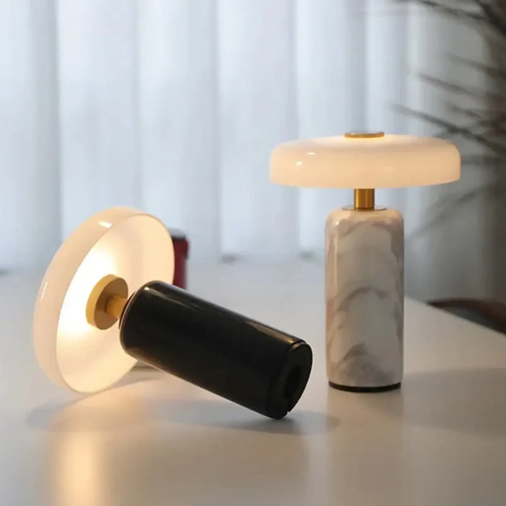 Lampe de chevet aurora avec base cylindrique en marbre blanc effet marbre et accents dorés pour chevet effet marbre