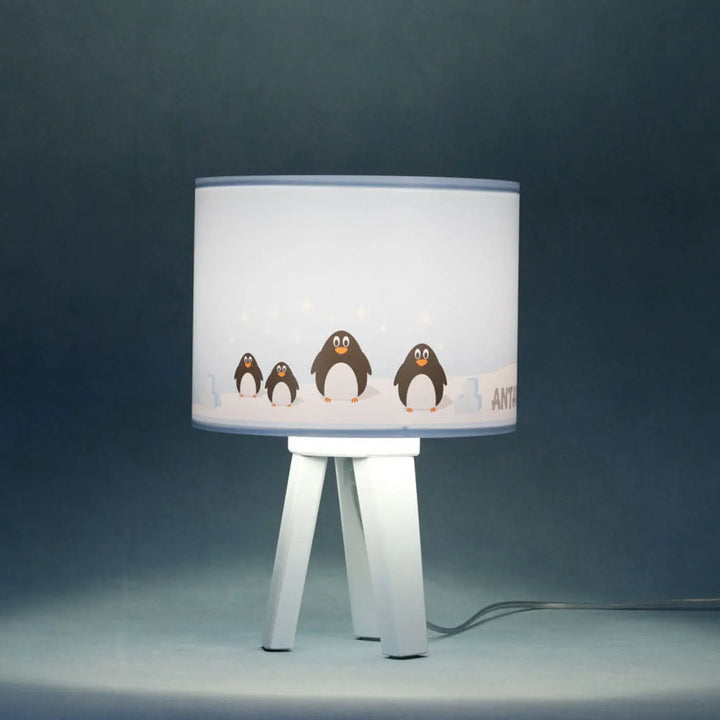 Lampe de table sweet dreams avec abat-jour blanc et décor animalier pingouin sur base bois bleu pour chevet enfant