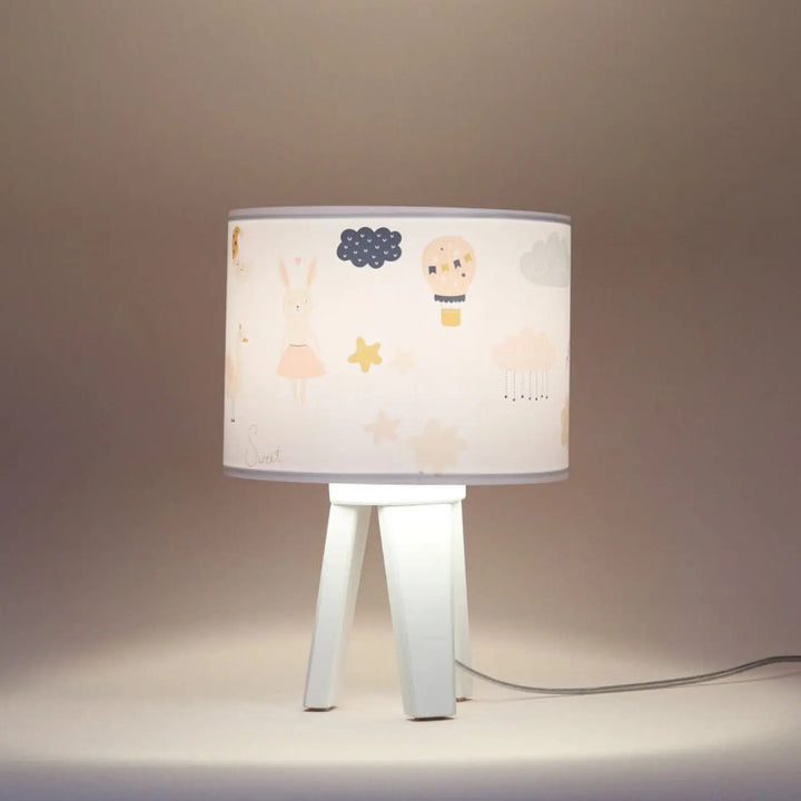 Lampe de table sweet dreams blanc orange avec abat-jour cylindrique motifs animaliers de lapins sur pied en bois chevet enfant