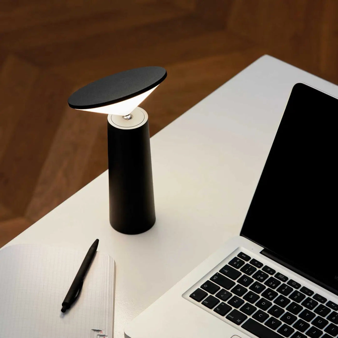 Lampe Cocktail en aluminium noir dans un intérieur #couleur_noir