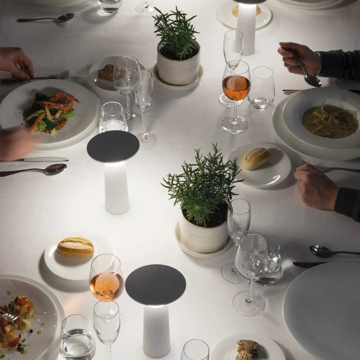 Lampe rechargeable Cocktail blanche dans un intérieur #couleur_blanc