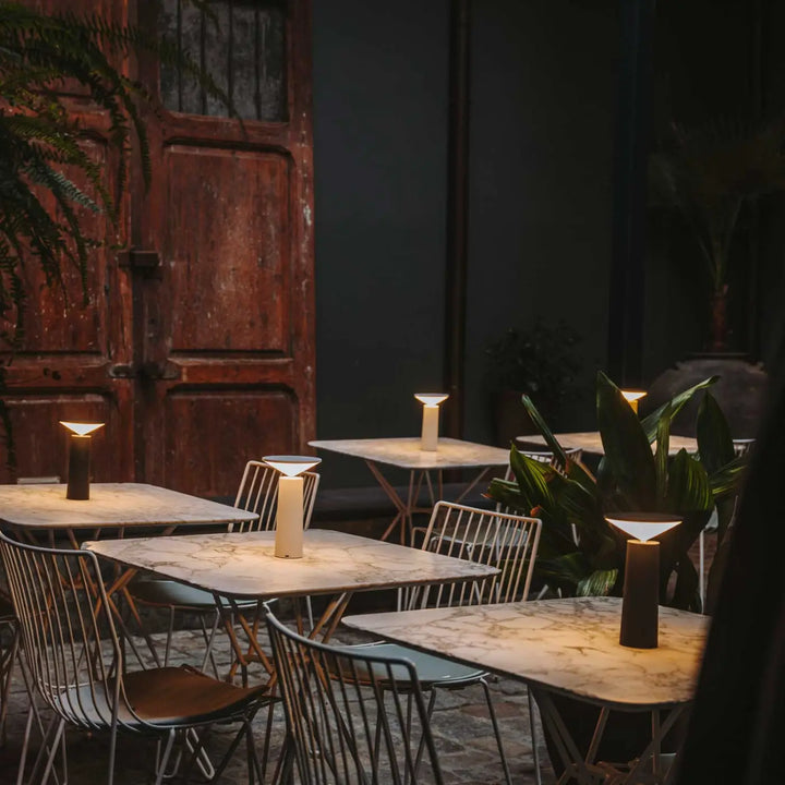 Lampe Cocktail noire à tête orientable dans un intérieur #couleur_noir