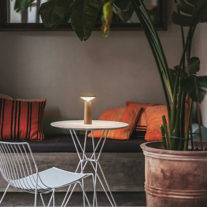 Lampe de chevet cocktail avec tête orientable et variation tactile sur plateau en marbre blanc aux lignes minimalistes