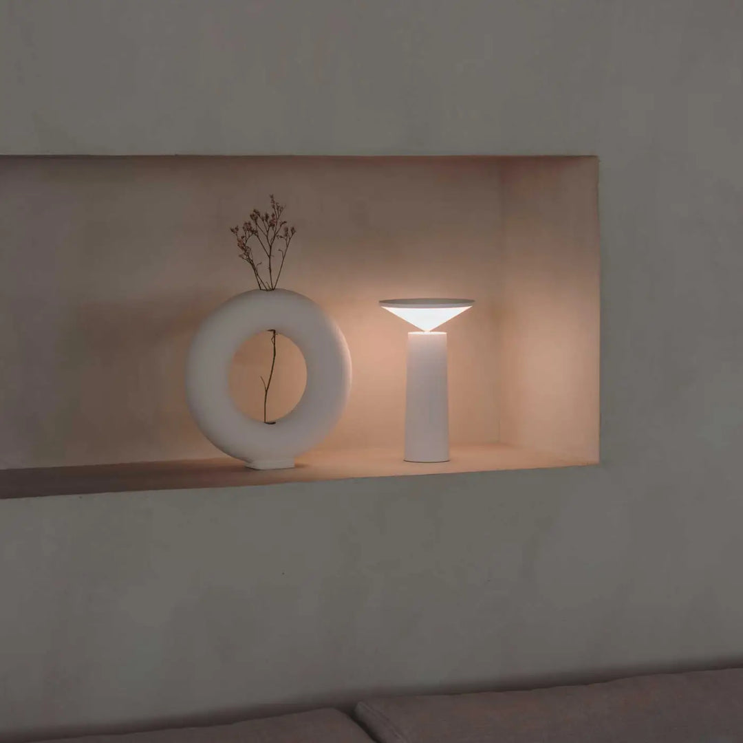 Lampe Cocktail blanche à tête orientable dans un intérieur #couleur_blanc