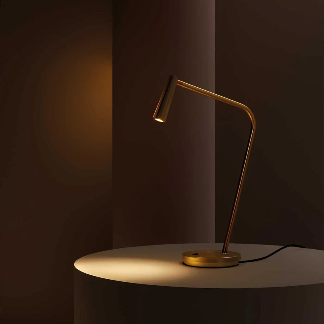 Lampe de chevet Gamma dorée dans un intérieur #couleur_dore
