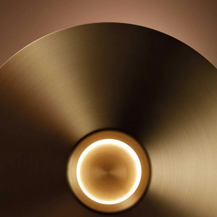 Lampe de chevet H en acier doré dans un intérieur #couleur_dore