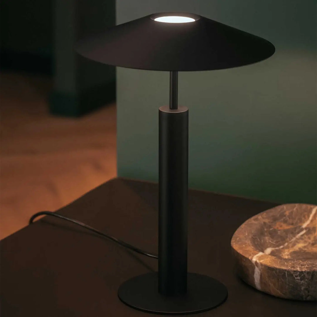 Lampe H noire posée dans un intérieur #couleur_noir