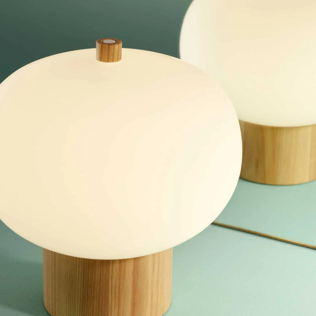 Lampe Ilargi en bois clair dans un intérieur