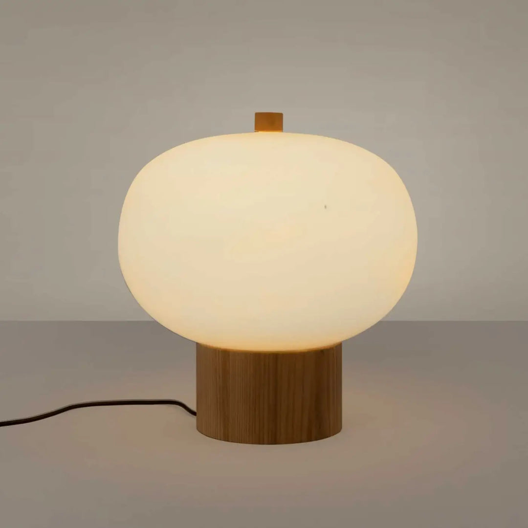 Détail de la lampe Ilargi en bois clair