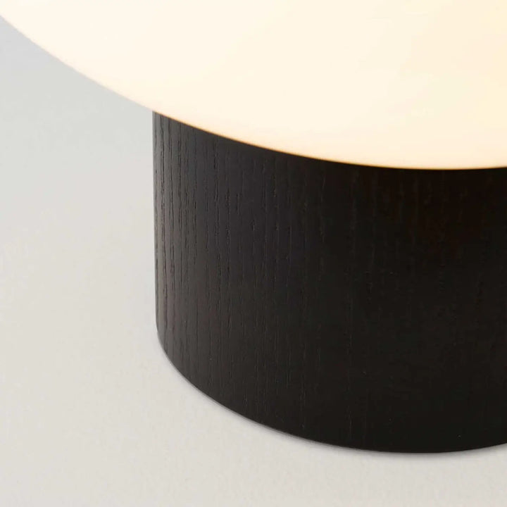 Détail du globe en verre soufflé de la lampe Ilargi en bois foncé