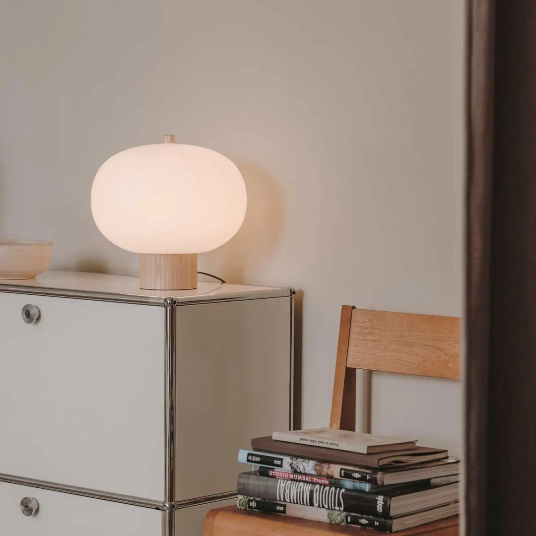 Lampe de chevet Ilargi en bois clair dans un intérieur