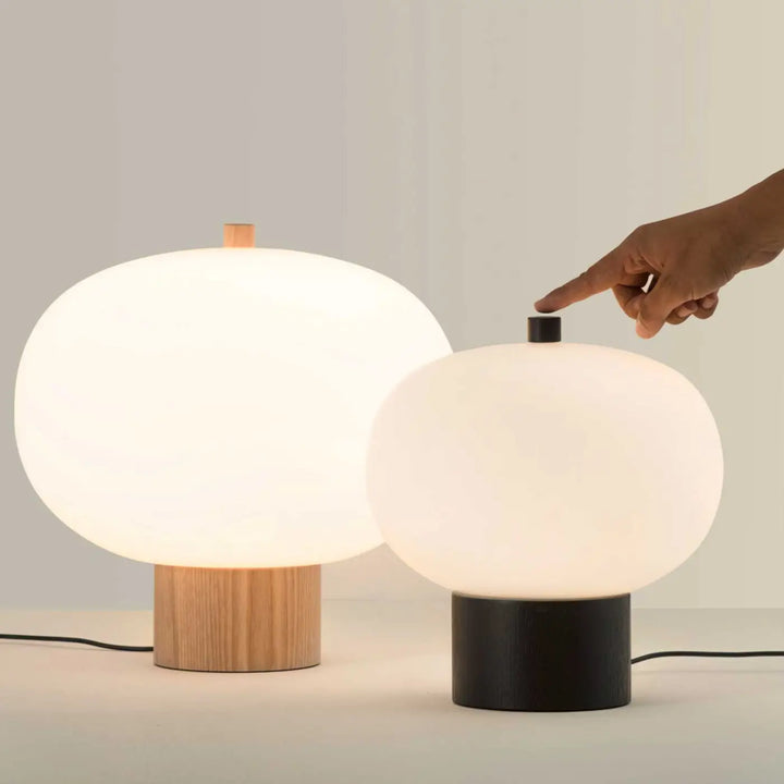 Détail de la lampe Ilargi en bois foncé