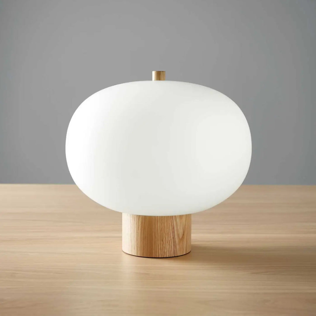 Lampe à poser Ilargi en bois clair dans un intérieur