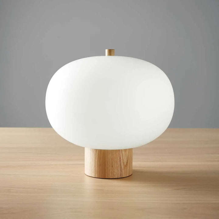 Lampe à poser Ilargi en bois clair dans un intérieur