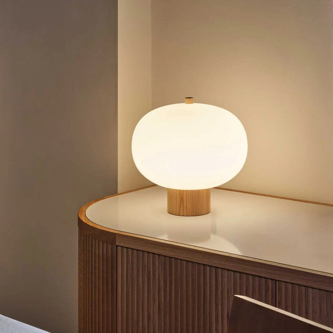 Lampe Ilargi à socle en bois clair dans un intérieur
