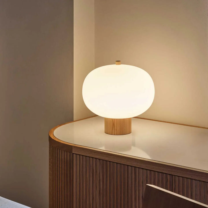 Lampe Ilargi à socle en bois clair dans un intérieur