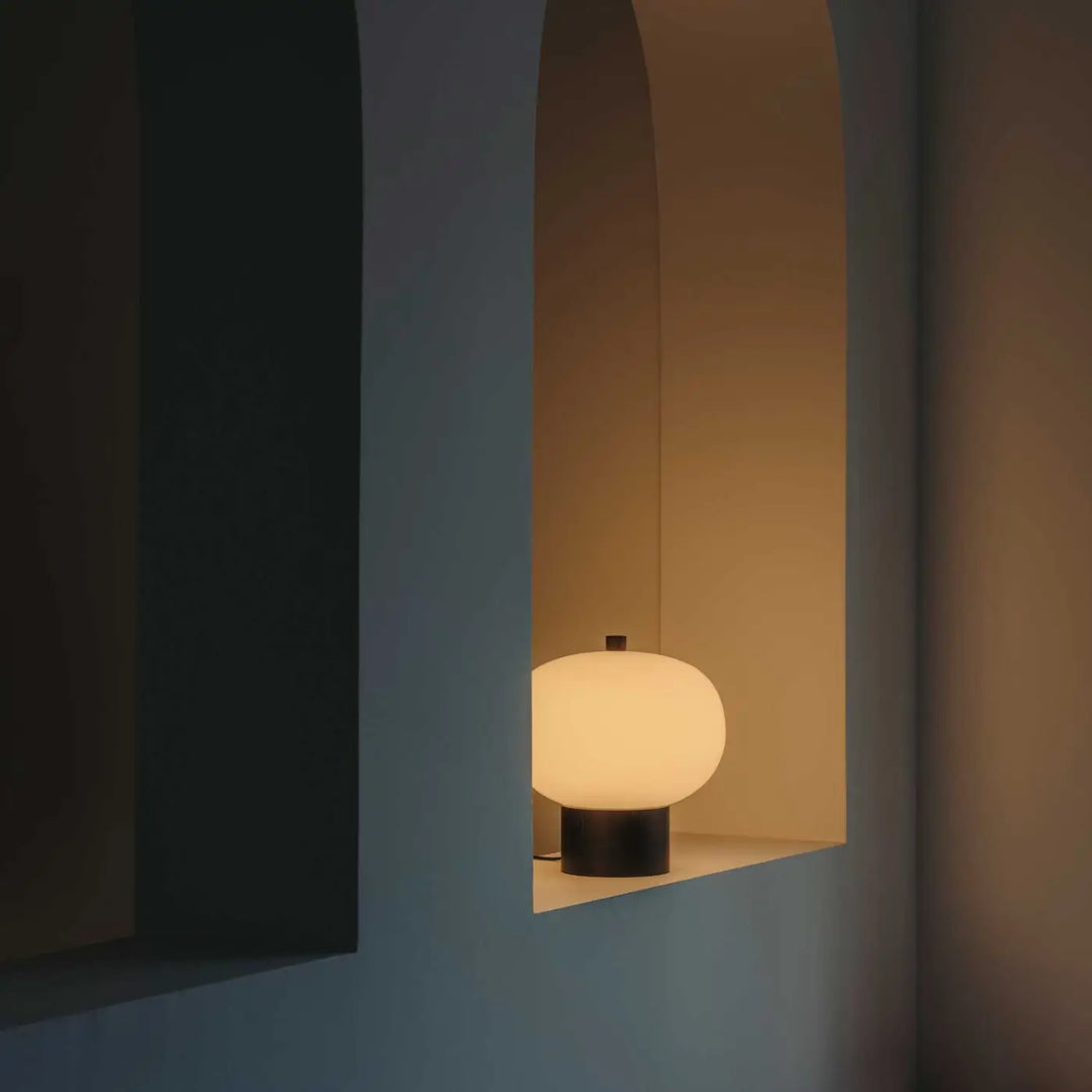Lampe à poser Ilargi en bois foncé dans un intérieur