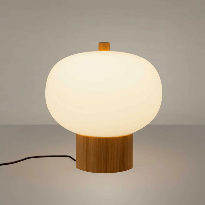 Détail du socle en bois clair de la lampe Ilargi
