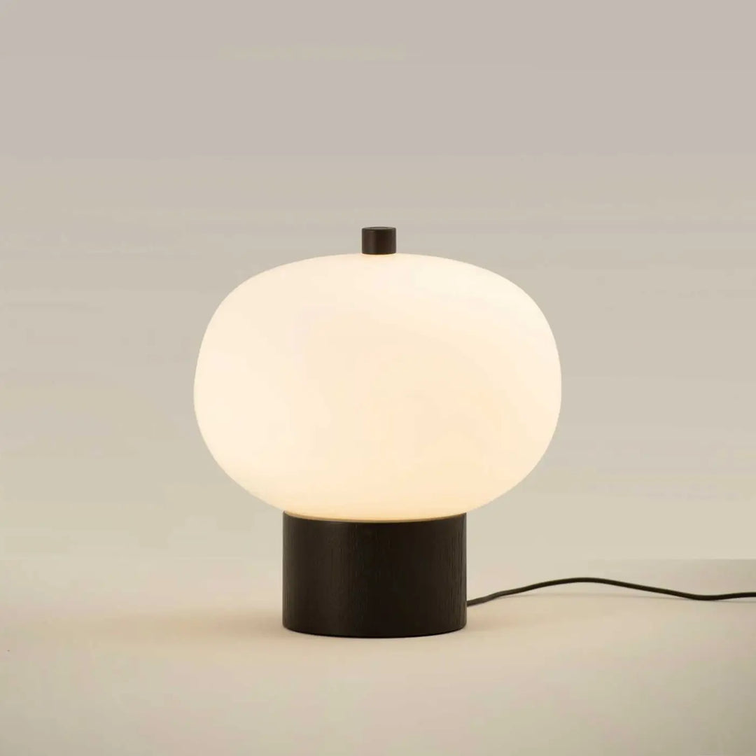 Lampe Ilargi en verre soufflé sur socle en bois foncé