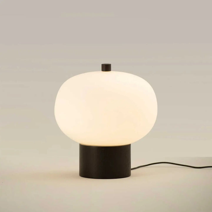 Lampe Ilargi en verre soufflé sur socle en bois foncé