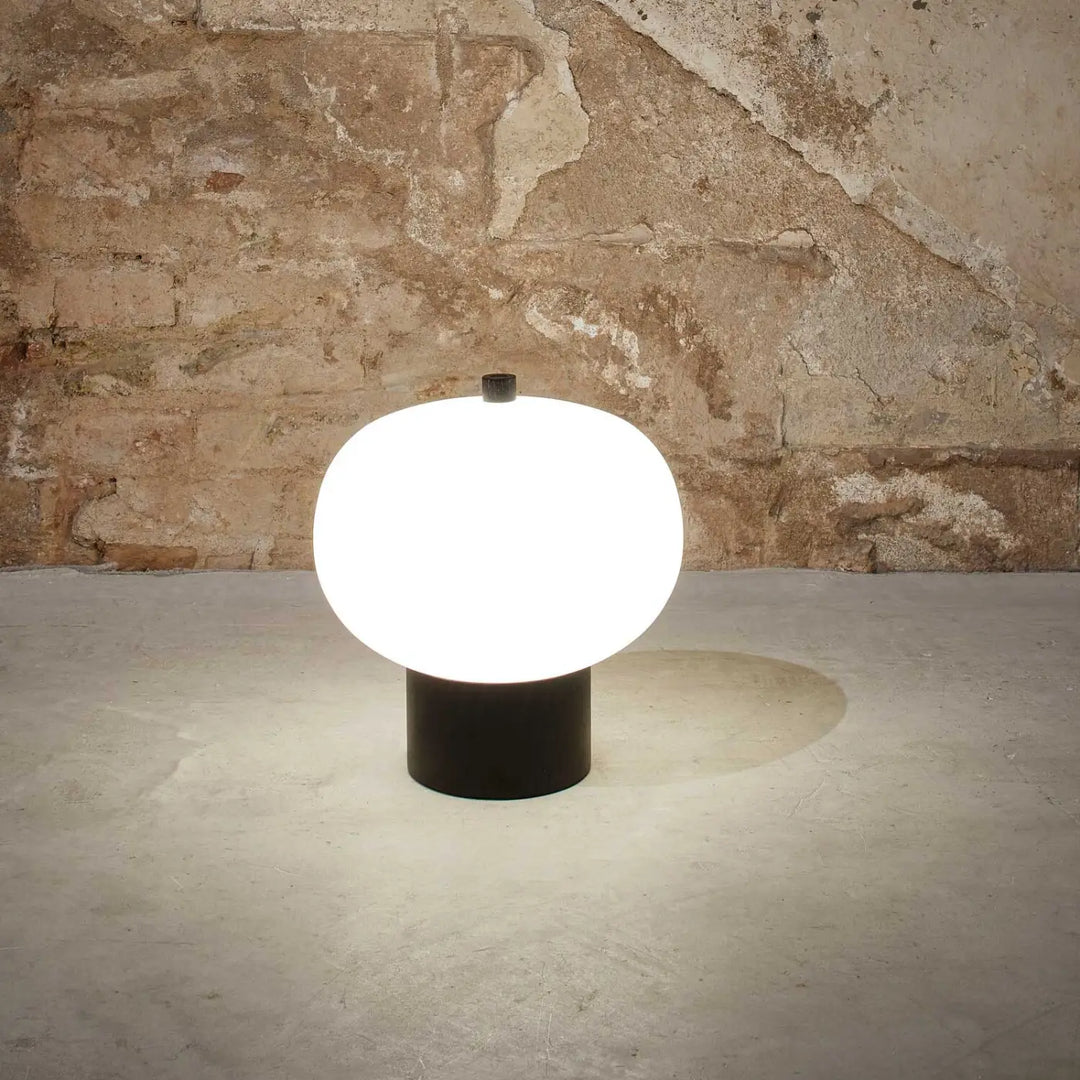 Lampe de chevet Ilargi en verre soufflé et bois foncé dans un intérieur
