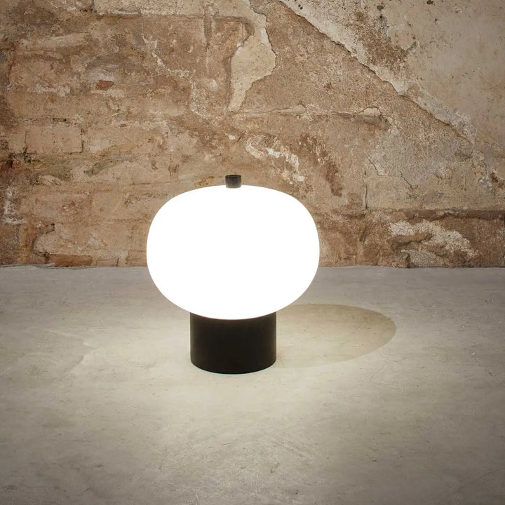 Lampe de chevet Ilargi en verre soufflé et bois foncé dans un intérieur
